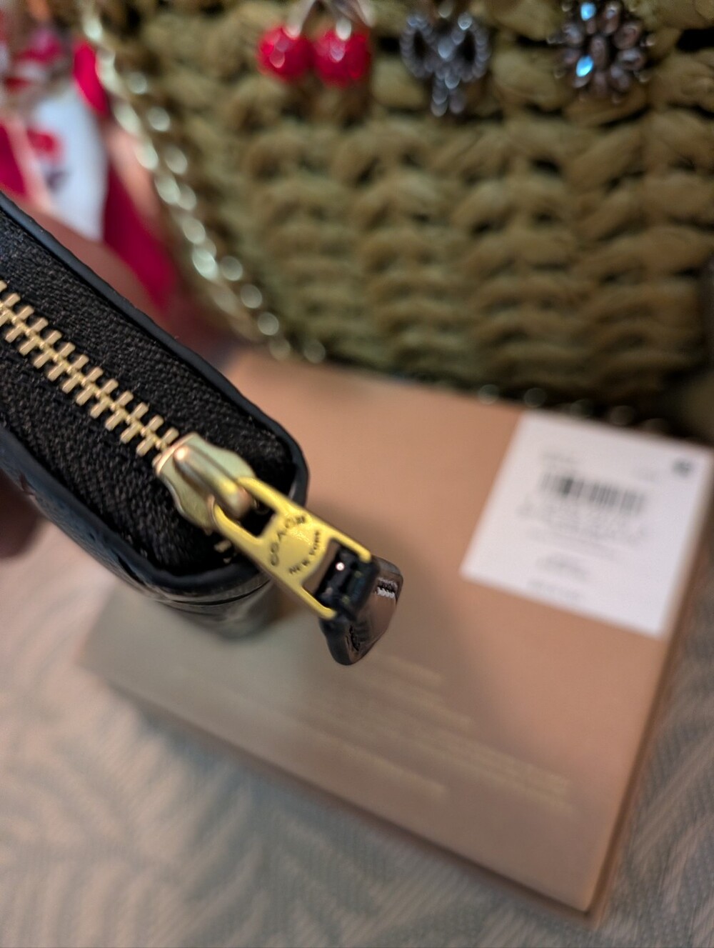 Sold Out Sold Coach Essential Zip In Pearlized Patent Leather Boxed - Picture 10 of 12